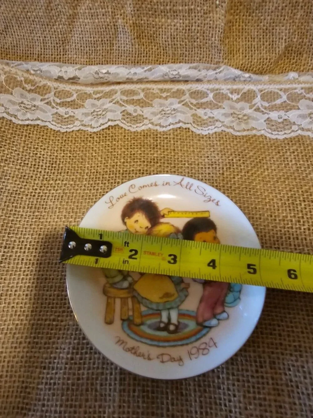 Avon Mother’s Day Plate LOVE COMES IN ALL SIZES 1984 5” Gold Tone Band